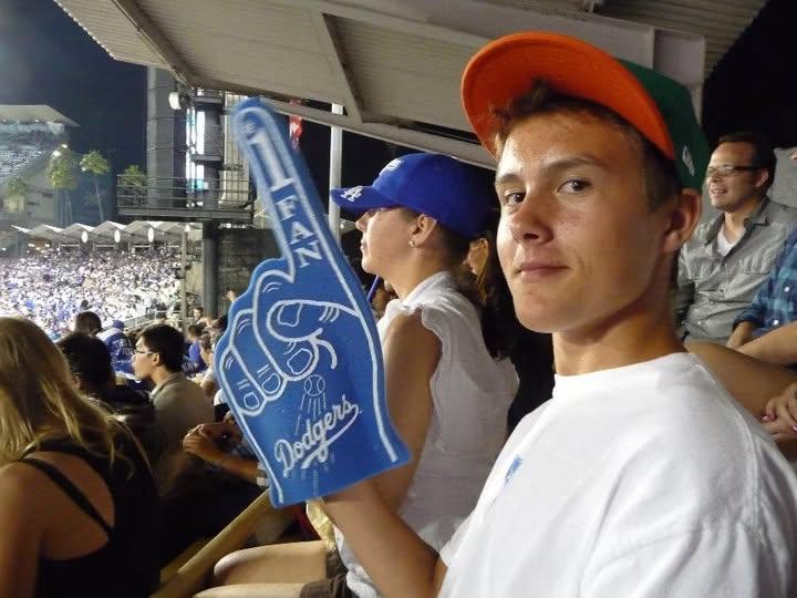 Filip na stadionie baseballowym z niebieskim palcem kibica