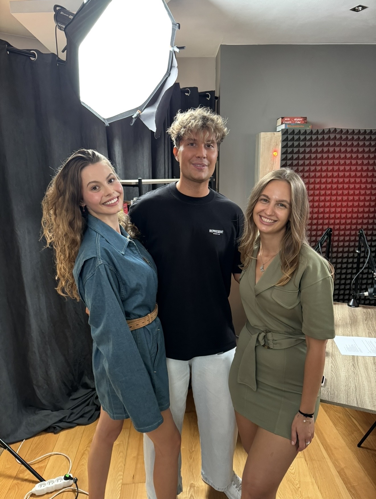 Dominik i dwie osoby uśmiechają się w studio nagraniowym