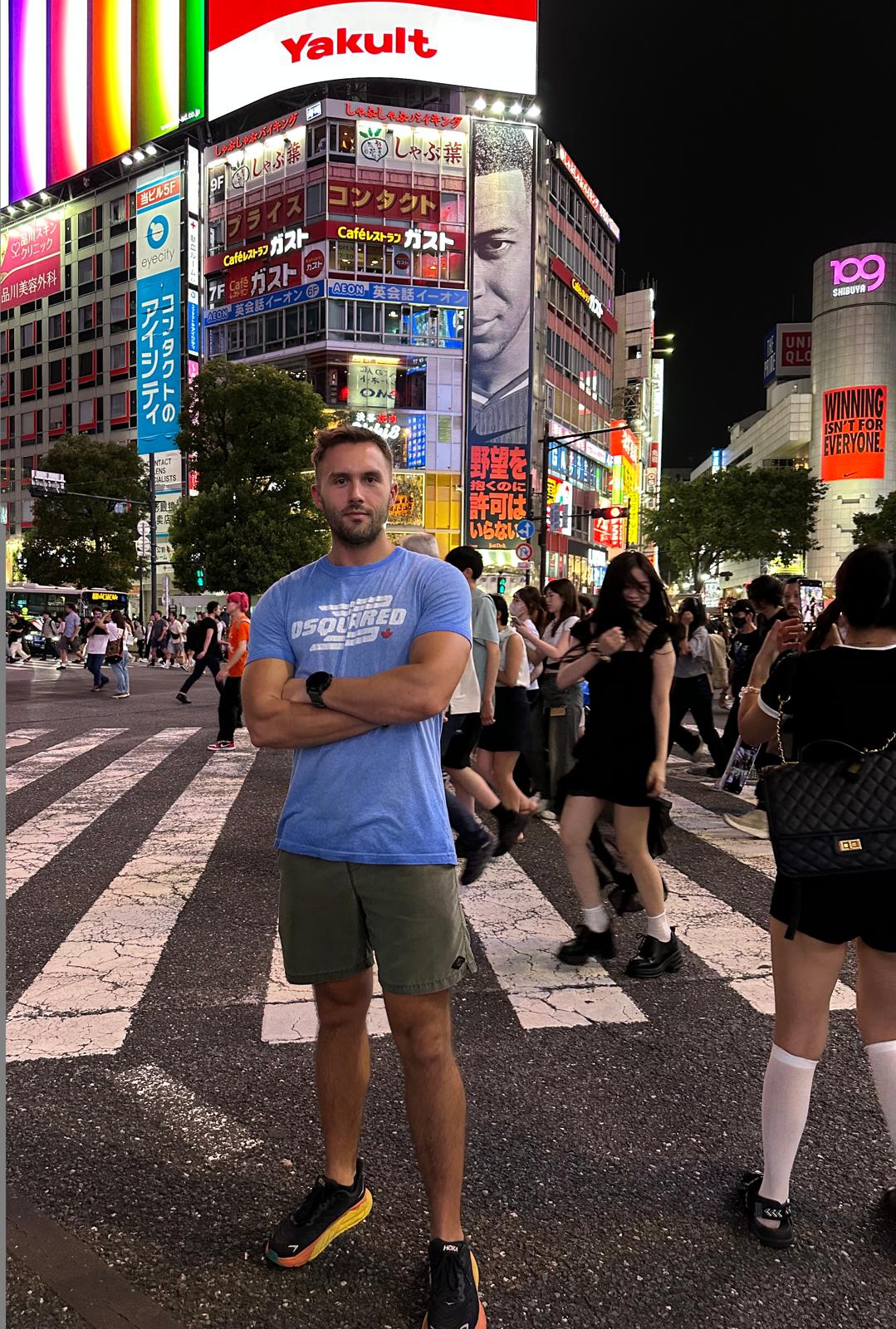 Filip nocą na przejściu dla pieszych w Shibuya w Tokio